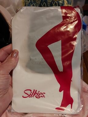 NWT sz Regular Silkies Sheer Renu Black Knee Highs